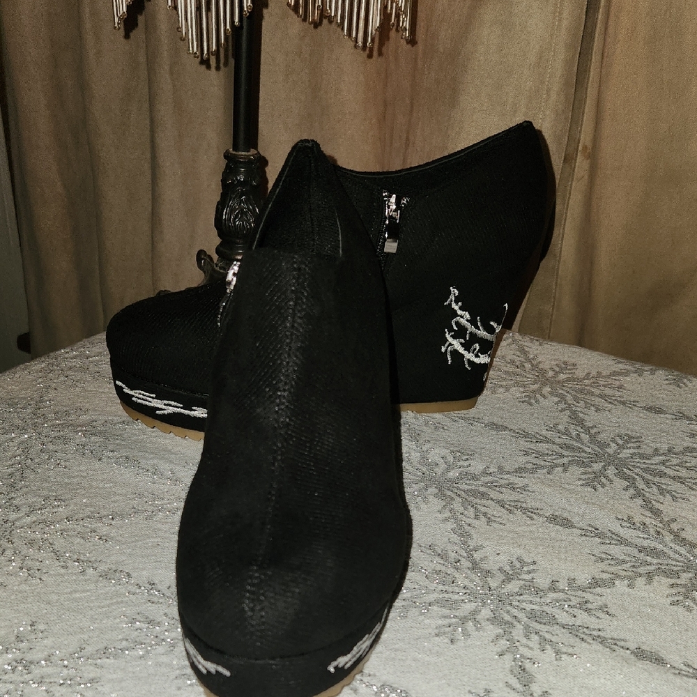 Chic Black Wedge Heels with Embroiderysz.8.5